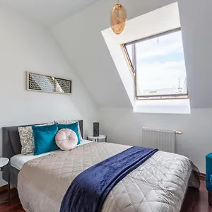 https://deluxe-central-quentin-apartment-3bedrm-2bathrm.inbudapesthotels.com